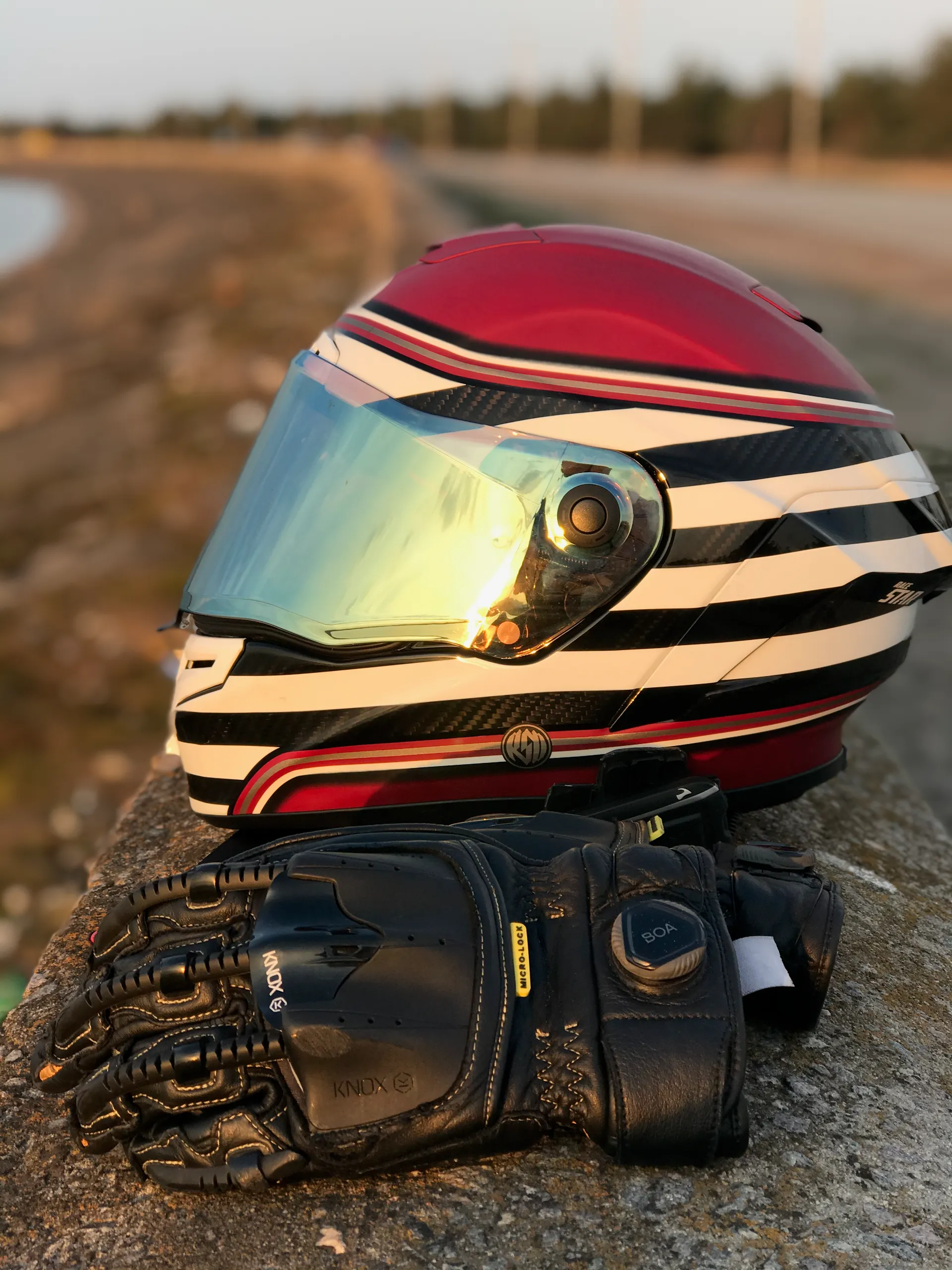 Мотоцикліст в повному екіпіровці — шолом, куртка, рукавички